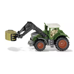 Fendt con pinzas de paca