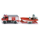 Unimog del coche de bomberos con el barco
