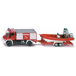 Unimog del coche de bomberos con el barco
