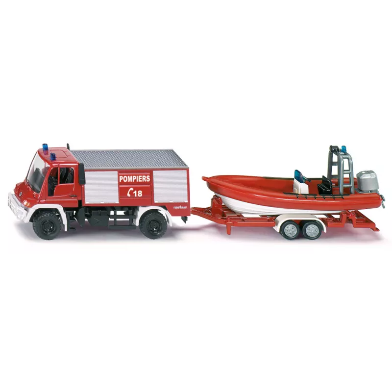 Unimog del coche de bomberos con el barco
