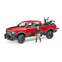 RAM 2500 Power Wagon con moto Ducati Desert Sled y piloto