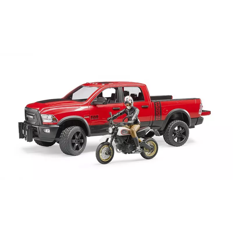RAM 2500 Power Wagon con moto Ducati Desert Sled y piloto