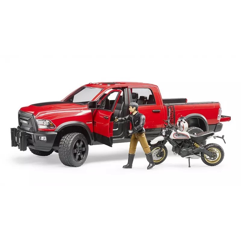 RAM 2500 Power Wagon con moto Ducati Desert Sled y piloto