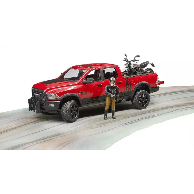 RAM 2500 Power Wagon con moto Ducati Desert Sled y piloto