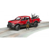 RAM 2500 Power Wagon con moto Ducati Desert Sled y piloto