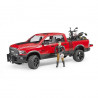 RAM 2500 Power Wagon con moto Ducati Desert Sled y piloto