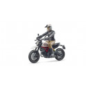 Moto Scrambler Ducati Desert Sled con piloto