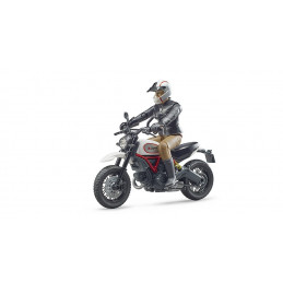 Moto Scrambler Ducati Desert Sled con piloto