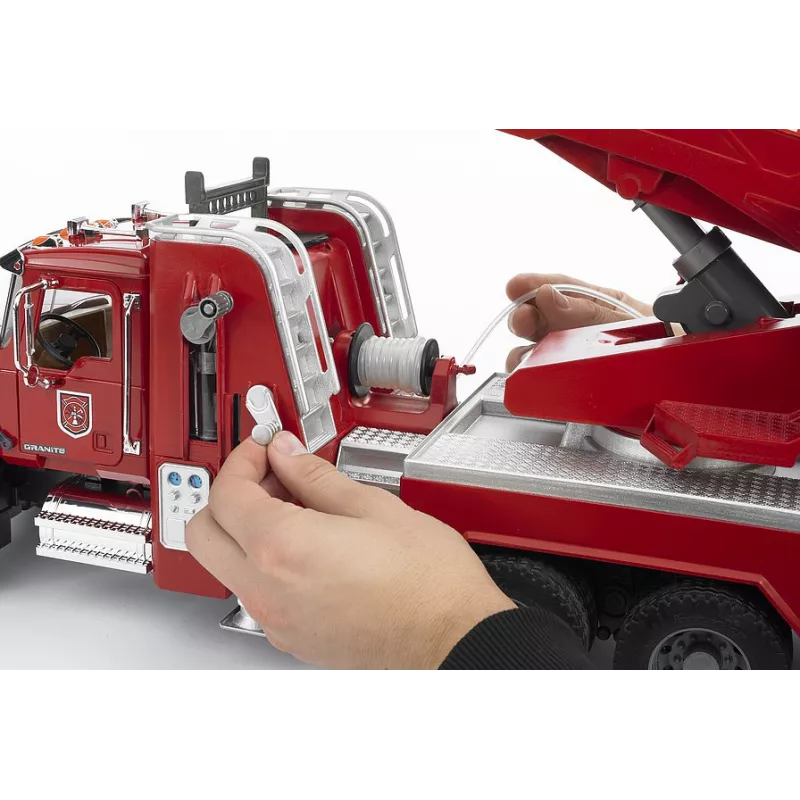 Camion Bomberos MACK con escalera y deposito de agua - escala 1:16