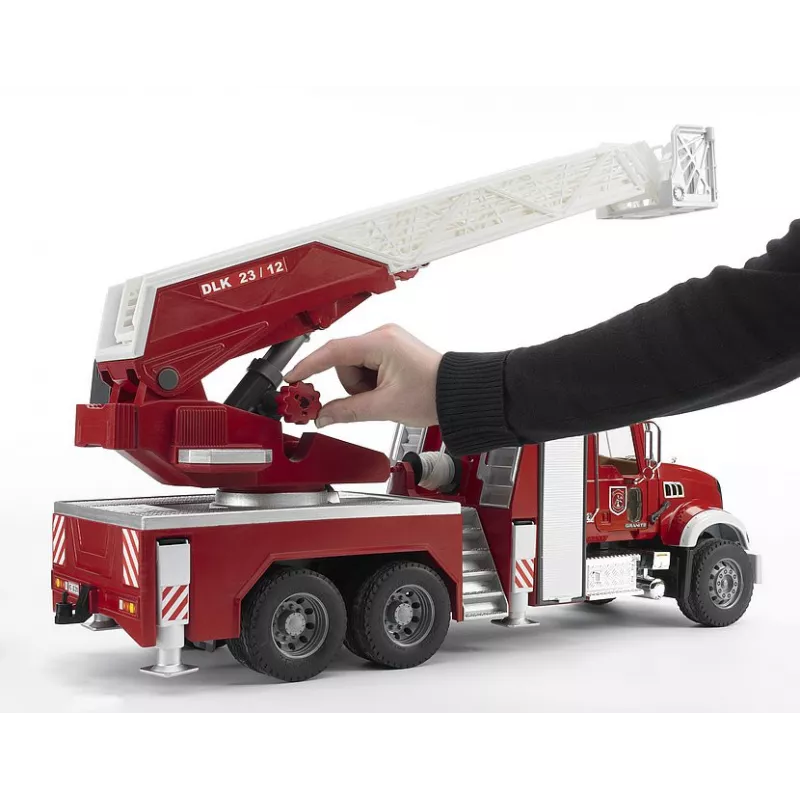 Camion Bomberos MACK con escalera y deposito de agua - escala 1:16