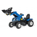 New Holland T7 con pala de pedales y ruedas neumaticas