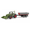 Fendt Vario 211 con cargador y remolque