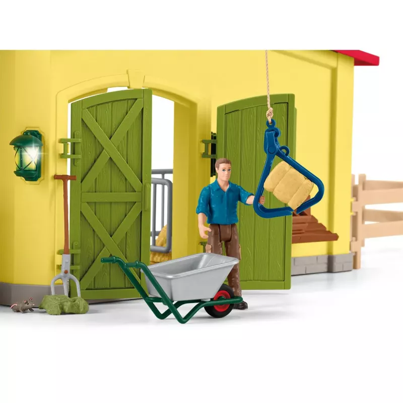 Establo grande con animales y accesorios