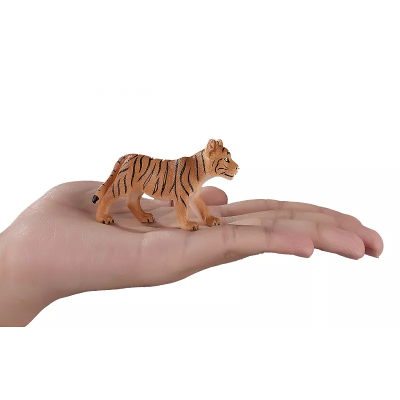 Cachorro de tigre de pie